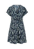 Navyblaues Kleid mit kurzen Ärmeln und Wickeldesign, das mit einer Textur von weißen abstrakten Mustern versehen ist.