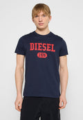 Marineblaues Baumwoll-T-Shirt mit kurzen Ärmeln, das auf der Vorderseite großen roten "DIESEL"-Text und "1978" in einem kreisförmigen Design zeigt.