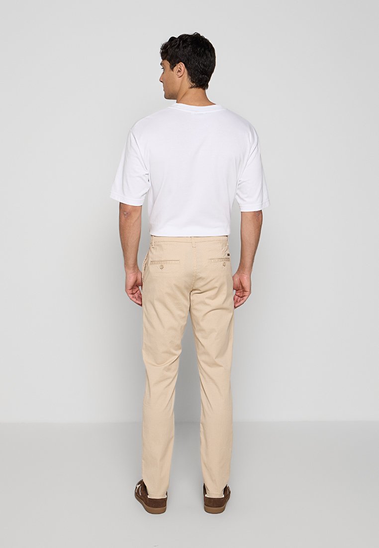 Armani Exchange Chino Media 3
