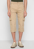 Beige Cargo-Shorts mit knie-langer Schnitt, ausgestattet mit Seitentaschen und einer lässigen Passform. Der Stoff wirkt leicht und hat eine dezente Textur.
