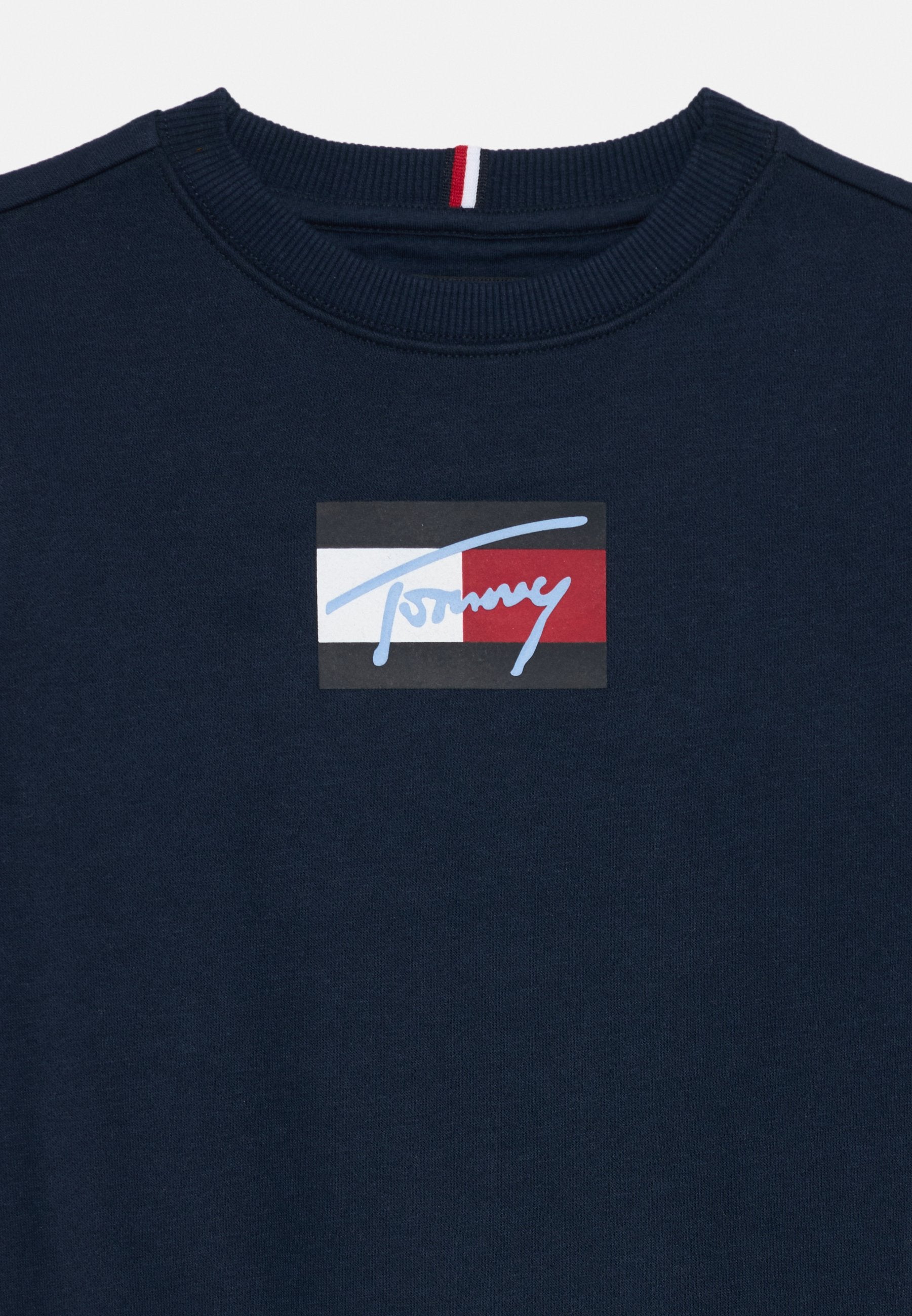 SCRIPT FLAG UNISEX Media 5