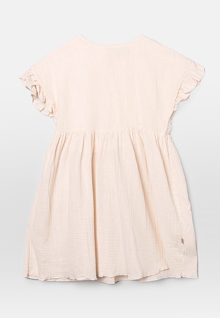 Hellrosa, kurzärmliges Kleid mit einem Rüschensaum und leichtem, strukturiertem Stoff. Es hat eine geraffte Taille und ein dezentes seitliches Etikett.
