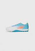 Helle blaue Fußballschuhe mit einer weißen Zehenkappe, versehen mit einem Farbverlauf-Muster und einem orangefarbenen Logo. Strukturiertes Obermaterial und eine geformte Gummisohle mit Stollen.