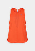Oranges Sport-Top aus Netzstoff. Hat einen runden Halsausschnitt, ärmelloses Design und ein dezentes blaues Logo auf der Brust.