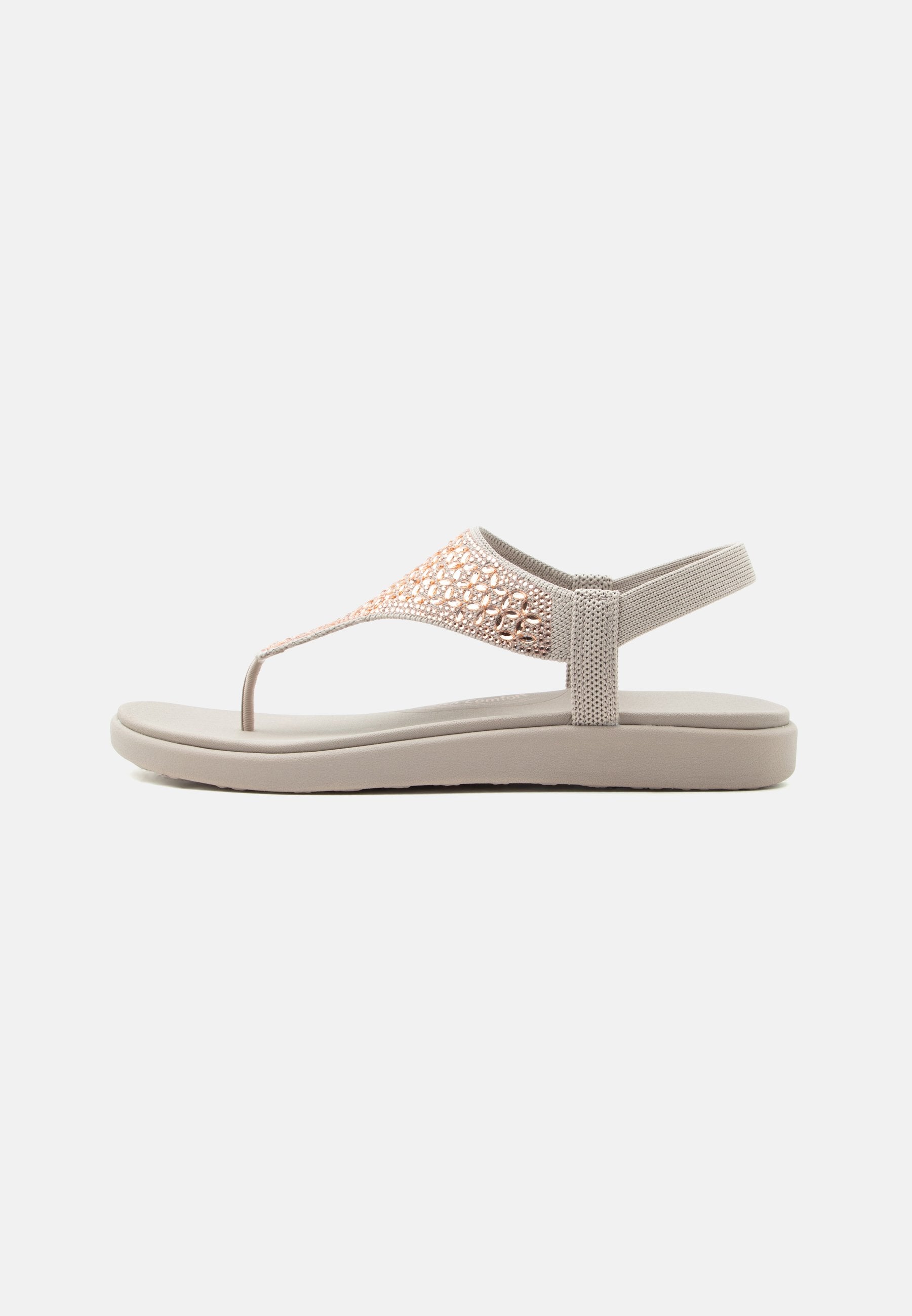 Beige flache Sandale mit elastischem Fersenriemen und Zehensteg vorne mit strukturiertem, gewebtem Obermaterial.