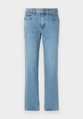 Hellblaue Jeans aus Denim mit geradem Schnitt, fünf Taschen, Knopf- und Reißverschluss, sowie dezentem Fade-Effekt. Klassisches, einfaches Design.