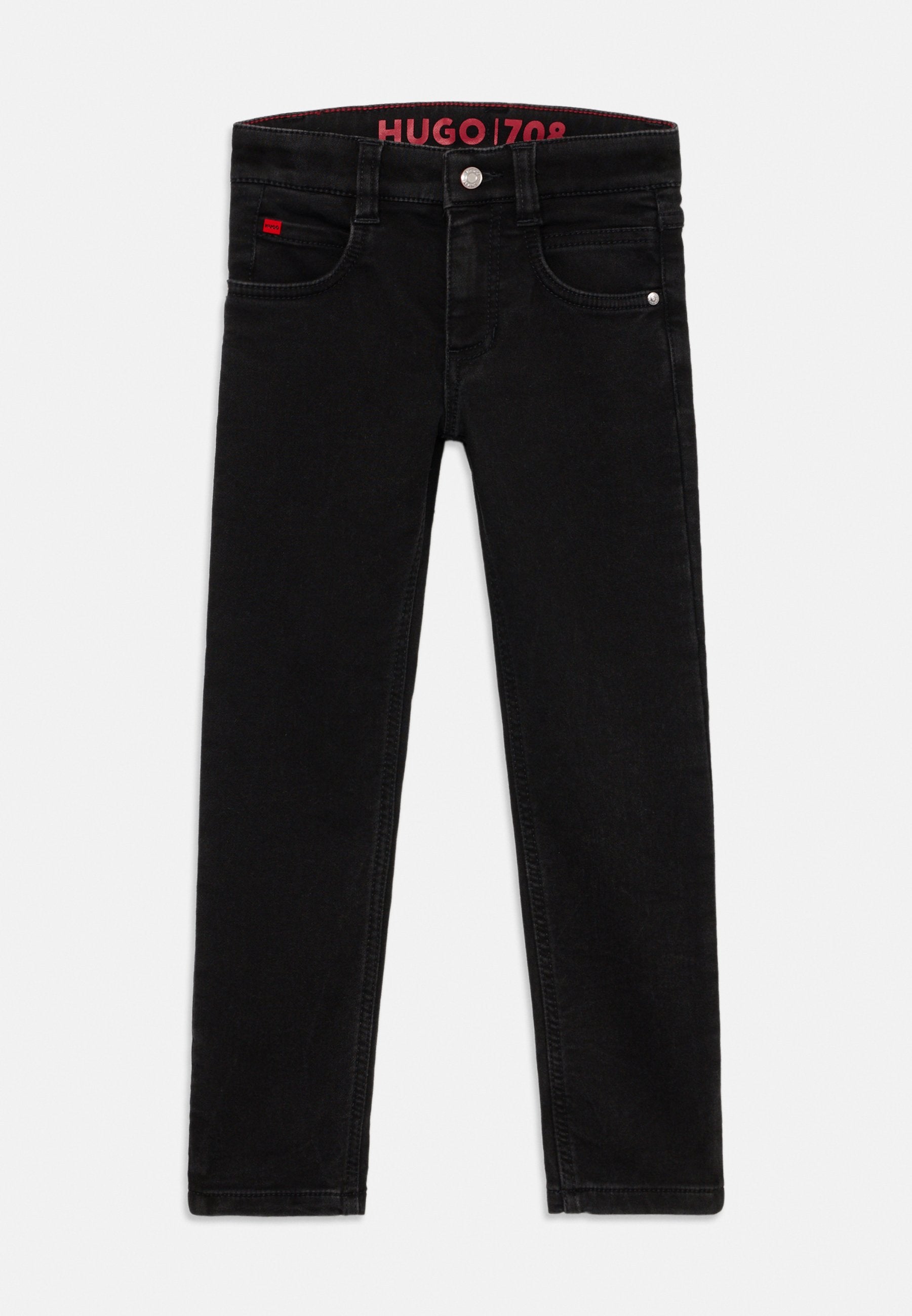 Schwarze Jeans aus Denim mit figurbetontem Schnitt, fünf Taschen, einem vorderen Knopfverschluss und roten Logodetails am Bund.