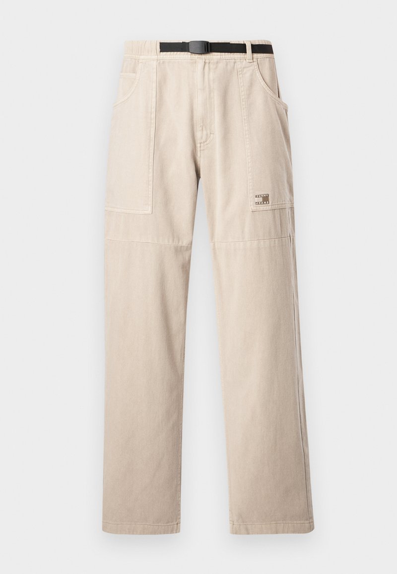 Beige Cargohosen mit geradem Bein, ausgestattet mit Gürtelschlaufen, großen Seitentaschen und einem kleinen Markenschild auf dem linken Oberschenkel. Aus Baumwollmaterial.