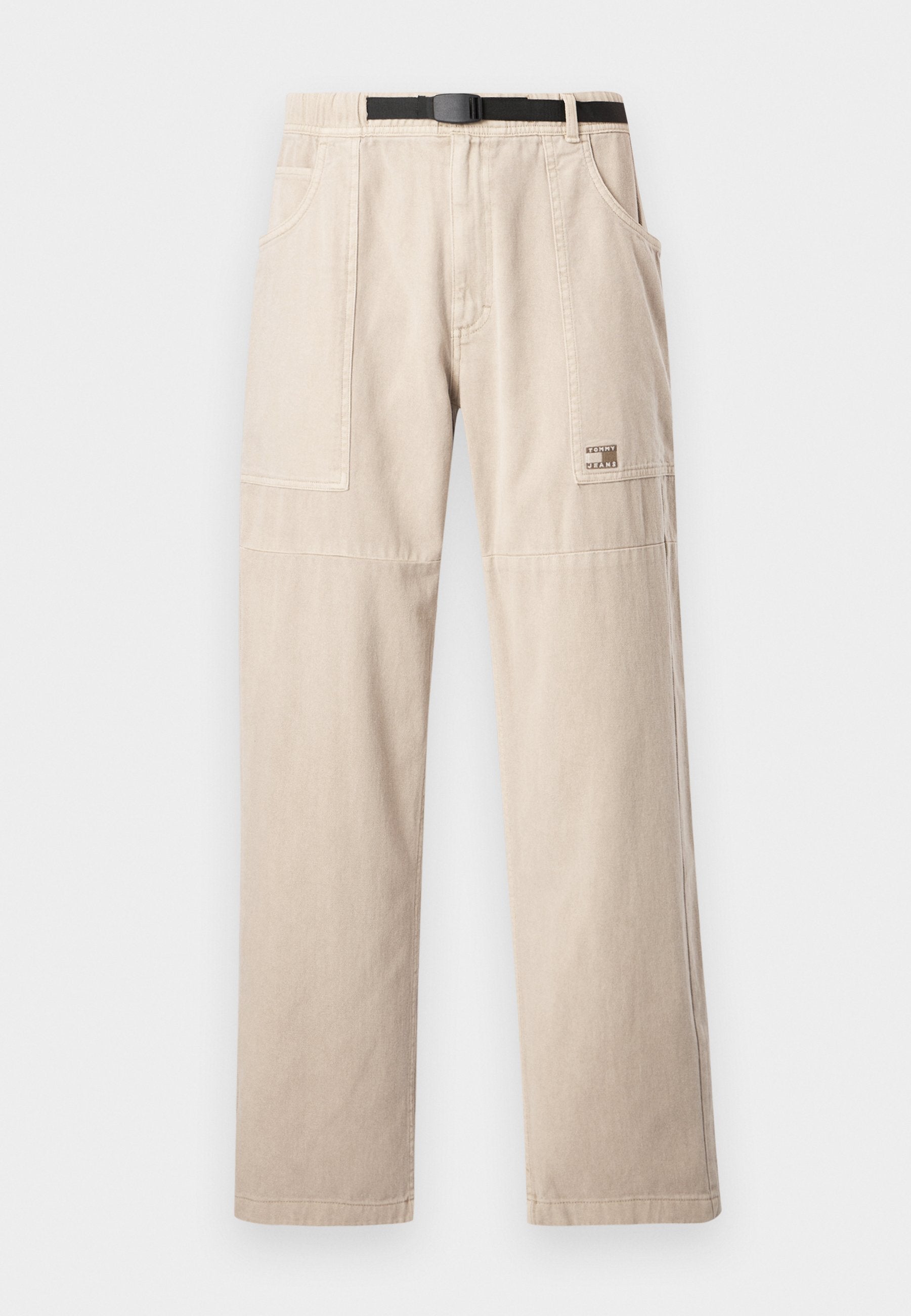 Beige Cargohosen mit geradem Bein, ausgestattet mit Gürtelschlaufen, großen Seitentaschen und einem kleinen Markenschild auf dem linken Oberschenkel. Aus Baumwollmaterial.