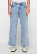 Hellblaue Jeans mit weitem Bein und hohem Bund aus Denim, ausgestattet mit Fronttaschen, Gürtelschlaufen und einem leicht ausgefransten Saum. Geeignet für die Freizeit.