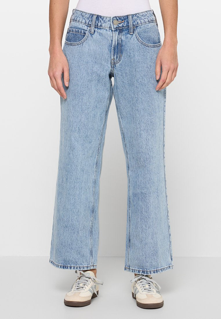 Hellblaue Jeans mit weitem Bein und hohem Bund aus Denim, ausgestattet mit Fronttaschen, Gürtelschlaufen und einem leicht ausgefransten Saum. Geeignet für die Freizeit.