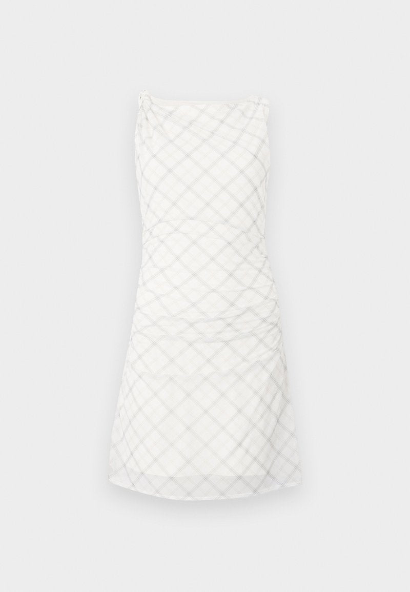 Weißes Kleid mit einem karierten Muster in hellem Grau. Das Design umfasst ein tailliertes Oberteil mit Raffung und einen geraden, knielangen Rock.