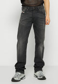 Dunkelgraue Jeans aus Denim mit geradem Bein, subtiler ausgebleichter Textur und vorderen sowie hinteren Taschen. Mit einem kleinen Label akzentuiert.