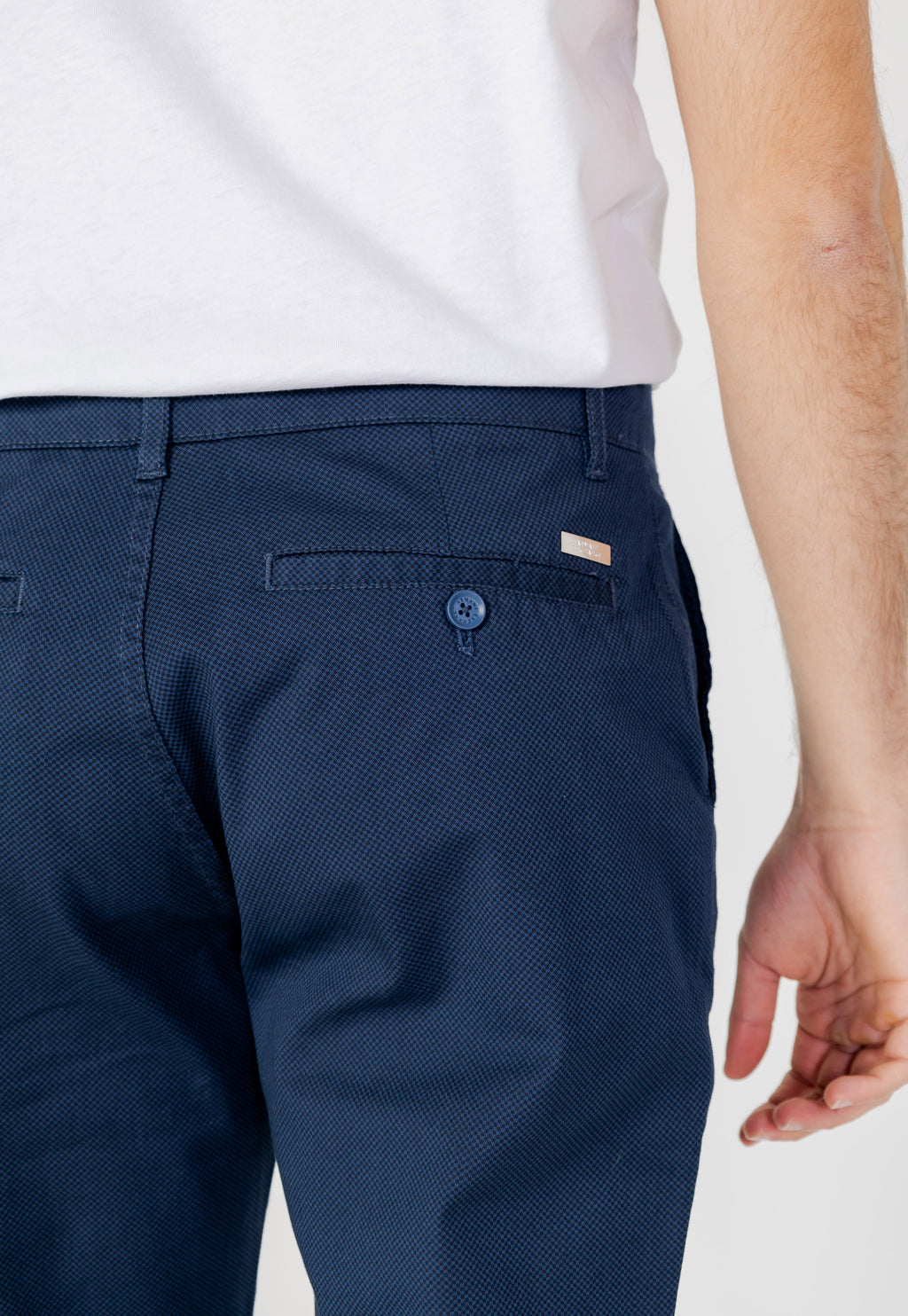 Armani Exchange Chino Media 5