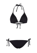 Schwarzes Bikini-Set mit einem dreieckigen Oberteil und verstellbaren Bindeträgern sowie einem passenden Bottom mit Seitenbändern. Weicher Stoff mit minimaler Detailierung.