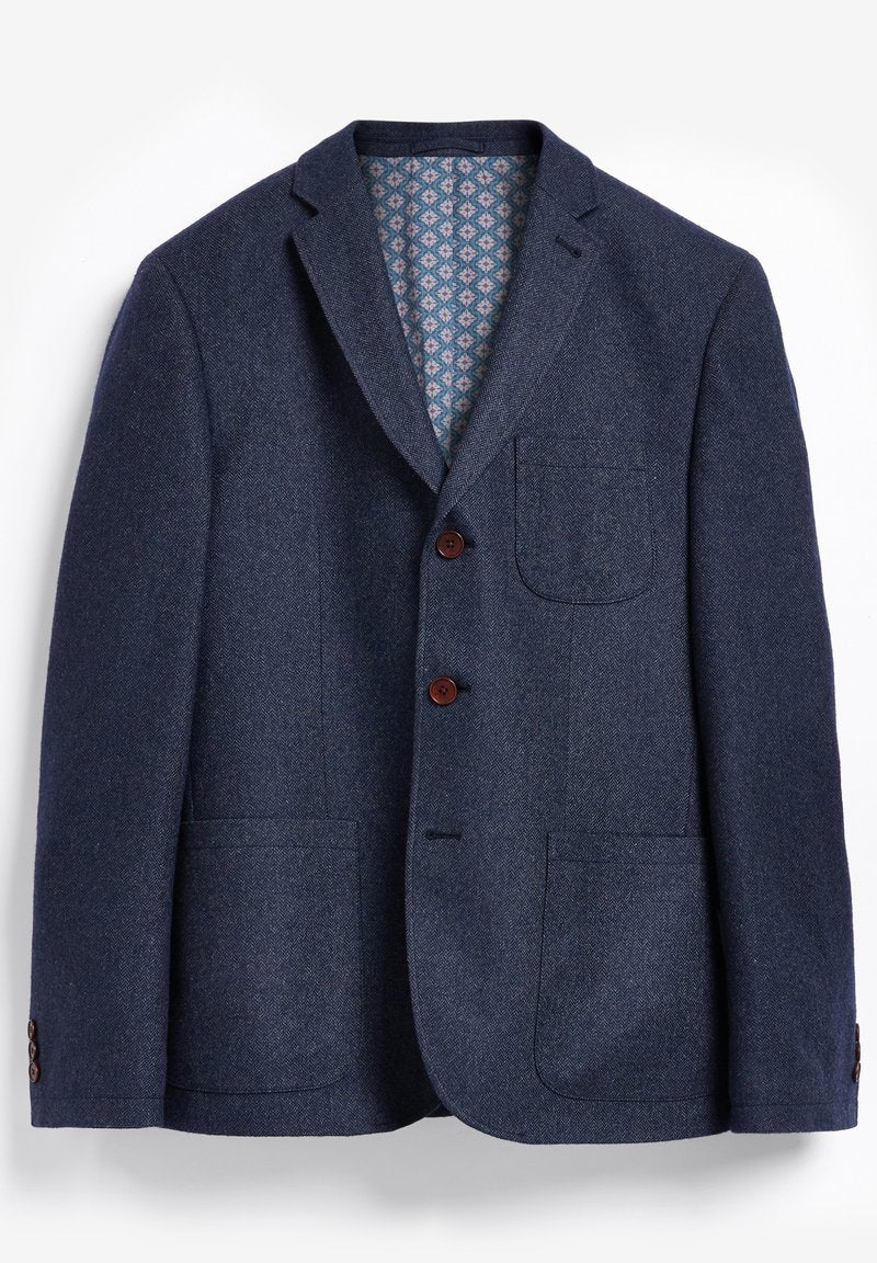 Blaues Fischgrät-Blazer mit zwei vorderen Taschen, braunen Knöpfen und floral gemustertem Futter. Maßgeschneidertes Design mit Revers.
