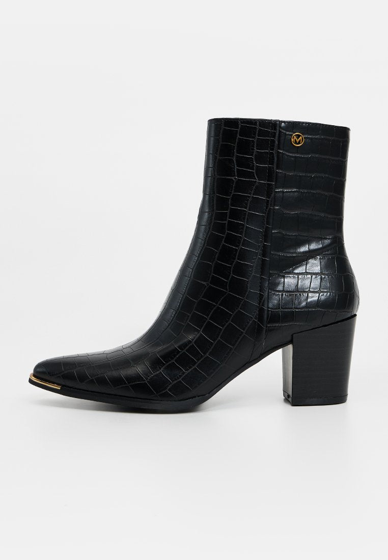Schwarze Knöchelstiefel aus krokodilgeprägtem Leder, mit spitzer Zehe, mittelhohem Absatz und goldenen Akzenten nahe dem Knöchel. Glatte Textur mit einem eleganten Design.