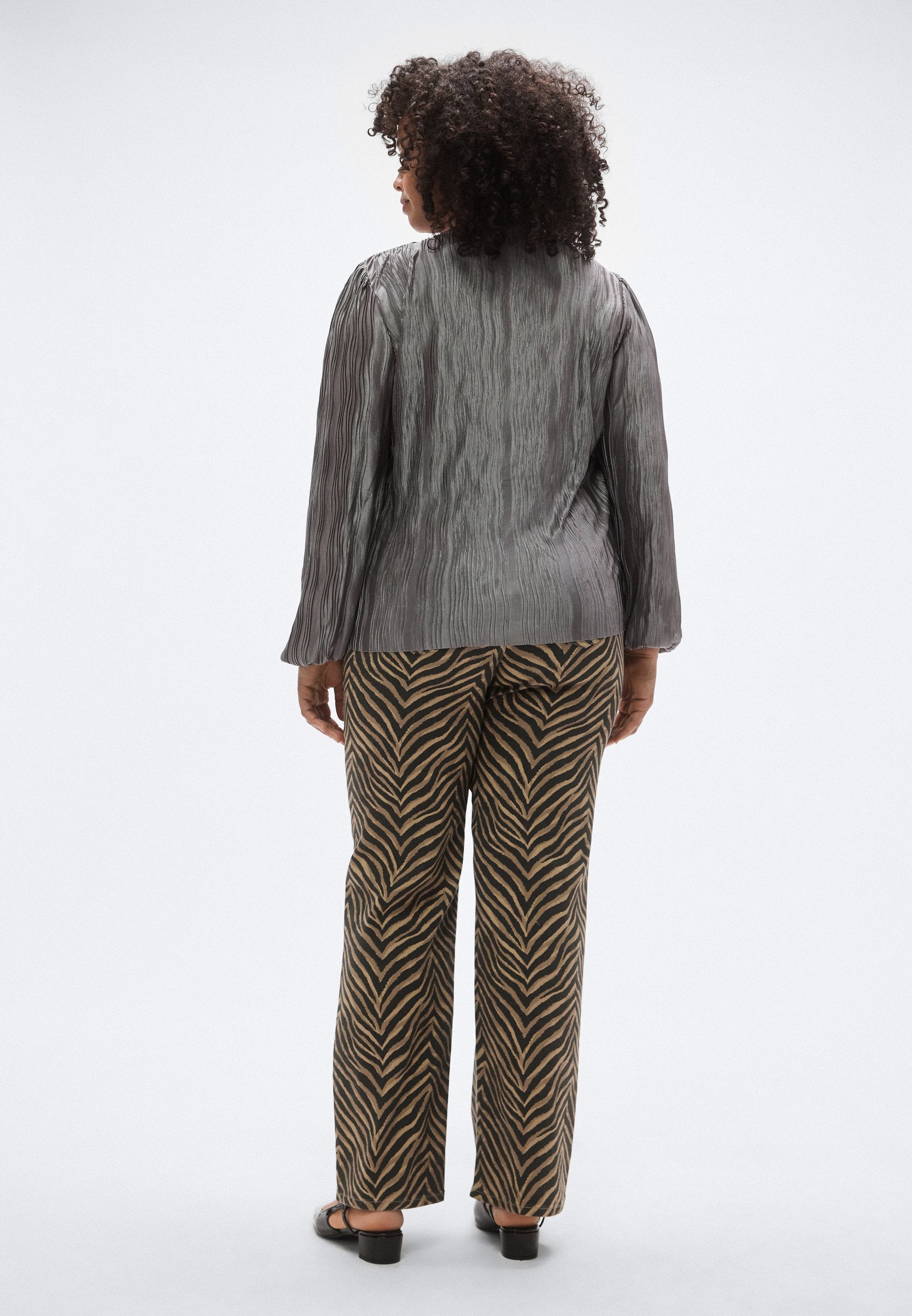 CARLAZO PLISSE O NECK Media 4