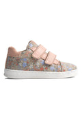 Sneaker mit Blumenmuster, beigem Textil-Obermaterial, rosa Lederakzenten und weißer Gummisohle. Verfügt über Klettverschlüsse zum Schließen.