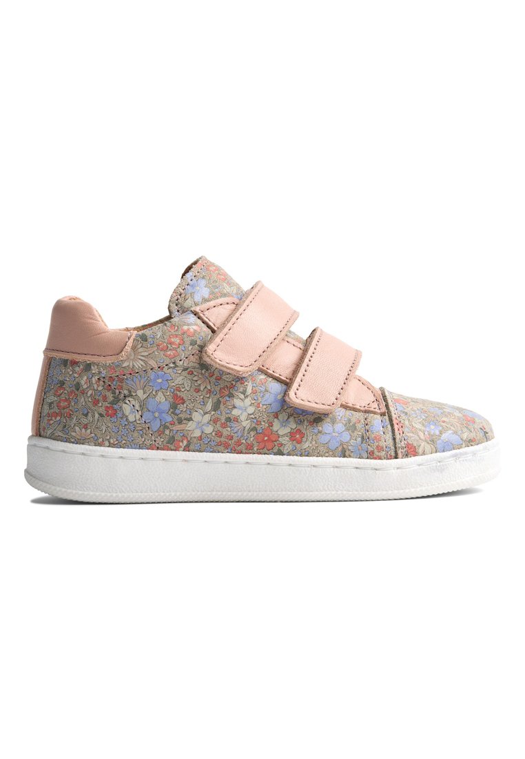 Sneaker mit Blumenmuster, beigem Textil-Obermaterial, rosa Lederakzenten und weißer Gummisohle. Verfügt über Klettverschlüsse zum Schließen.