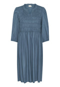 Blaues Smockkleid mit gerafftem Oberteil, Dreiviertelärmeln und Rundhalsausschnitt. Hergestellt aus weichem Stoff, mit einem fließenden Rock.