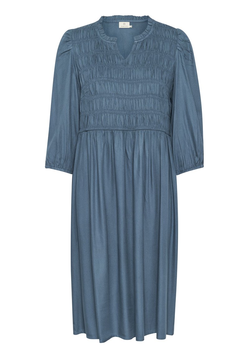 Blaues Smockkleid mit gerafftem Oberteil, Dreiviertelärmeln und Rundhalsausschnitt. Hergestellt aus weichem Stoff, mit einem fließenden Rock.