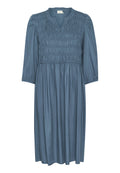 Blaues Smockkleid mit gerafftem Oberteil, Dreiviertelärmeln und Rundhalsausschnitt. Hergestellt aus weichem Stoff, mit einem fließenden Rock.