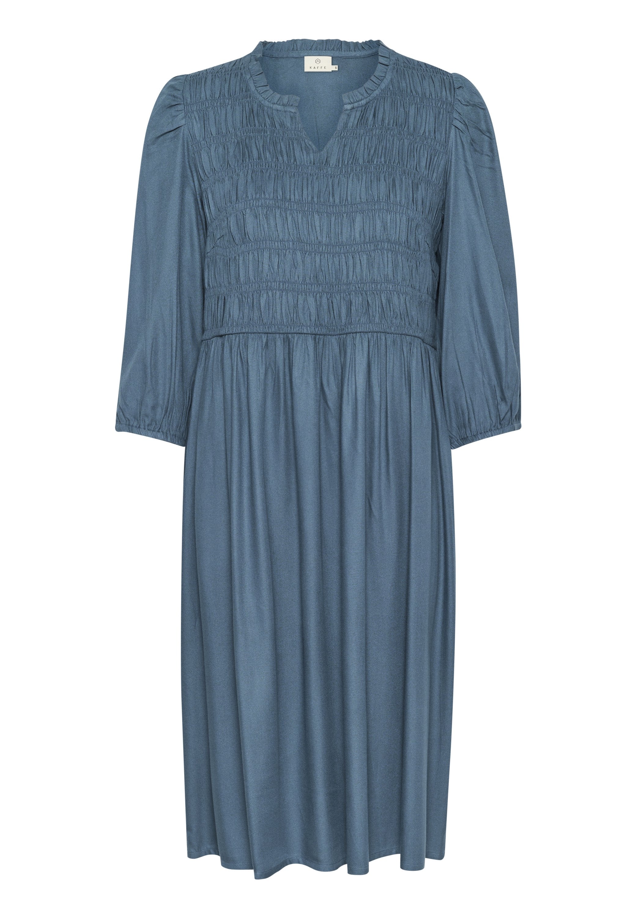 Blaues Smockkleid mit gerafftem Oberteil, Dreiviertelärmeln und Rundhalsausschnitt. Hergestellt aus weichem Stoff, mit einem fließenden Rock.