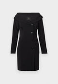 Schwarzes, langärmeliges Mantelkleid mit weitem Kragen und vier vorderen Knöpfen, tailliert geschnitten, mit zwei Nahttaschen, auf weißem Hintergrund präsentiert.