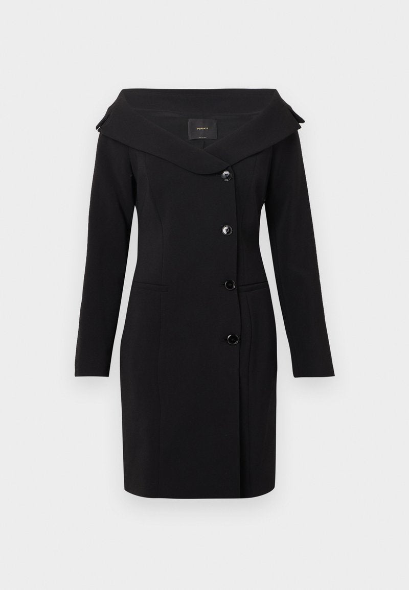 Schwarzes, langärmeliges Mantelkleid mit weitem Kragen und vier vorderen Knöpfen, tailliert geschnitten, mit zwei Nahttaschen, auf weißem Hintergrund präsentiert.