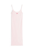 Rosa geripptes Slipkleid mit dünnen verstellbaren Trägern und einem kleinen roten "Tommy"-Logo auf der Brust. Einfaches, tailliertes Design.
