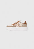 Beige und brauner Sneaker mit niedrigem Schaft, weißer Plateausohle, Schnürverschluss und dekorativer Naht am Seitenpanel.
