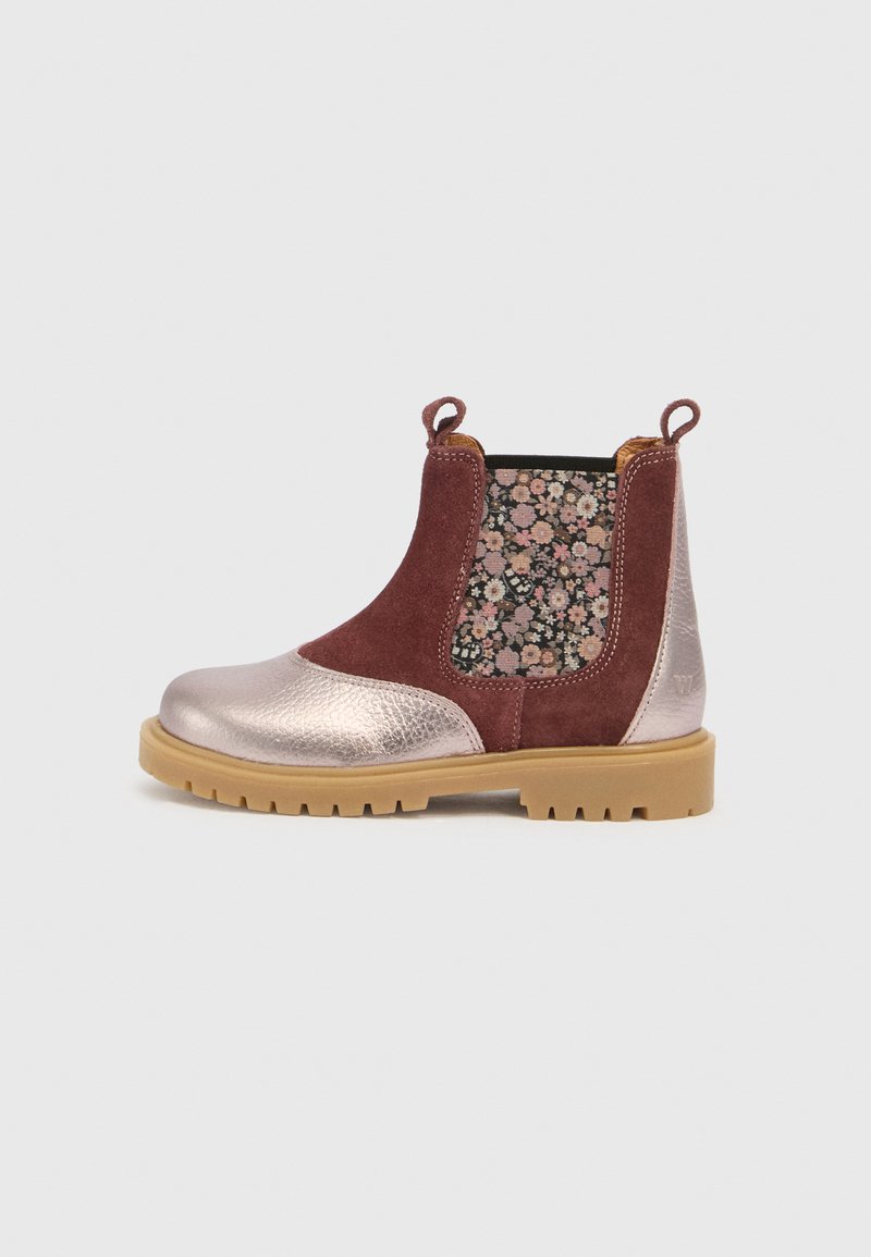 Kinderschuhe mit metallic-pinkem Zehen- und Fersenbereich, braunen Wildleders Seiten, elastischen Blumenpaneelen, Zuglaschen und beiger Gummisohle, seitliche Ansicht.
