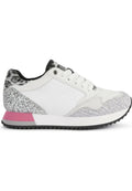 Weiße Sneaker mit einem strukturierten grauen und schwarzen gemusterten Absatz, silbernen Glitzerakzenten, rosa Zwischensohle und einem klassischen Schnürdesign.