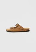 Braune Riemchensandalen mit zwei verstellbaren Schnallen, Korkfußbett und strukturiertem schwarzem Profil. Markennamen "BAYTON" an der Seite aufgedruckt.