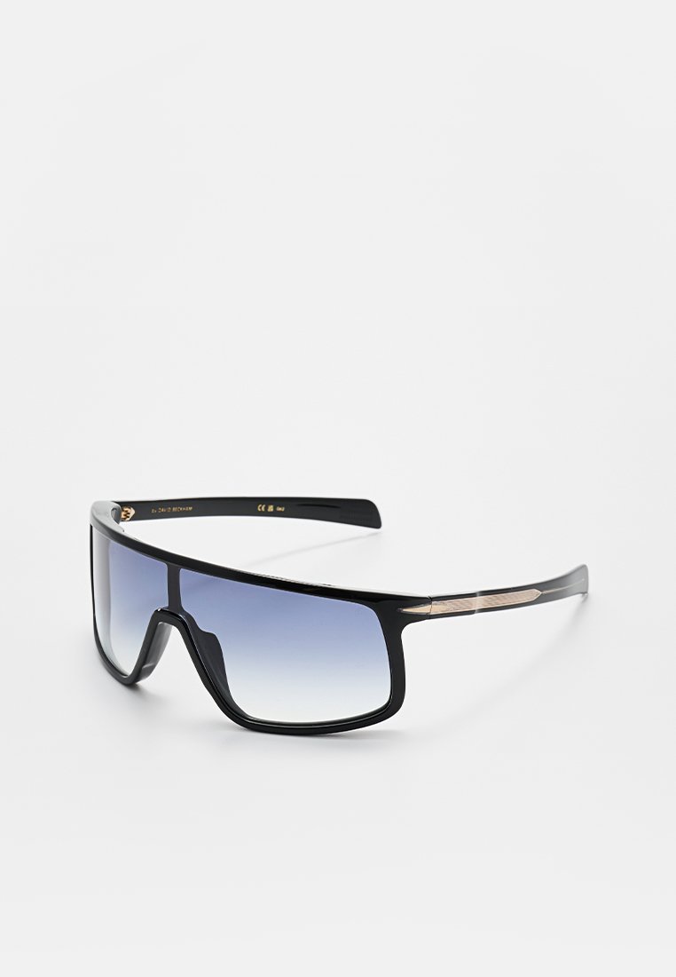 Schwarze übergroße Sonnenbrillen mit verlaufenden blauen Gläsern, Kunststoffrahmen und metallischen Akzenten an den Bügeln. Glatte Textur, modernes Design.