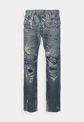 Abgetragene Jeans in Dunkelblau mit ausgefransten Kanten, großen Rissen und kontrastierenden roten Nähten am Bund und den Taschen.