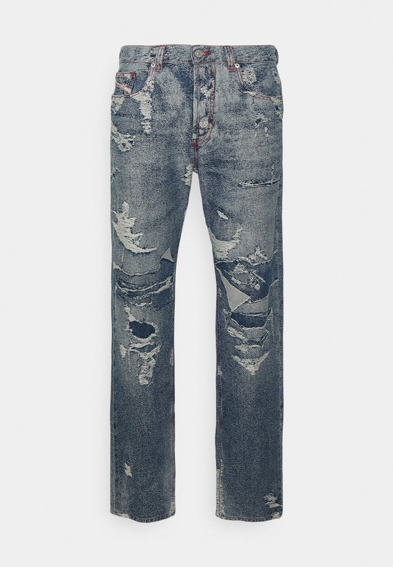 Abgetragene Jeans in Dunkelblau mit ausgefransten Kanten, großen Rissen und kontrastierenden roten Nähten am Bund und den Taschen.
