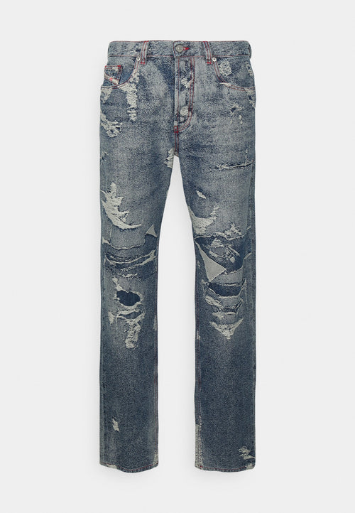 Abgetragene Jeans in Dunkelblau mit ausgefransten Kanten, großen Rissen und kontrastierenden roten Nähten am Bund und den Taschen.
