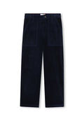 Navyblaue Cord-Hosen mit geradem Bein, großen vorderen aufgesetzten Taschen, Gürtelschlaufen und einem Knopfverschluss an der Taille.