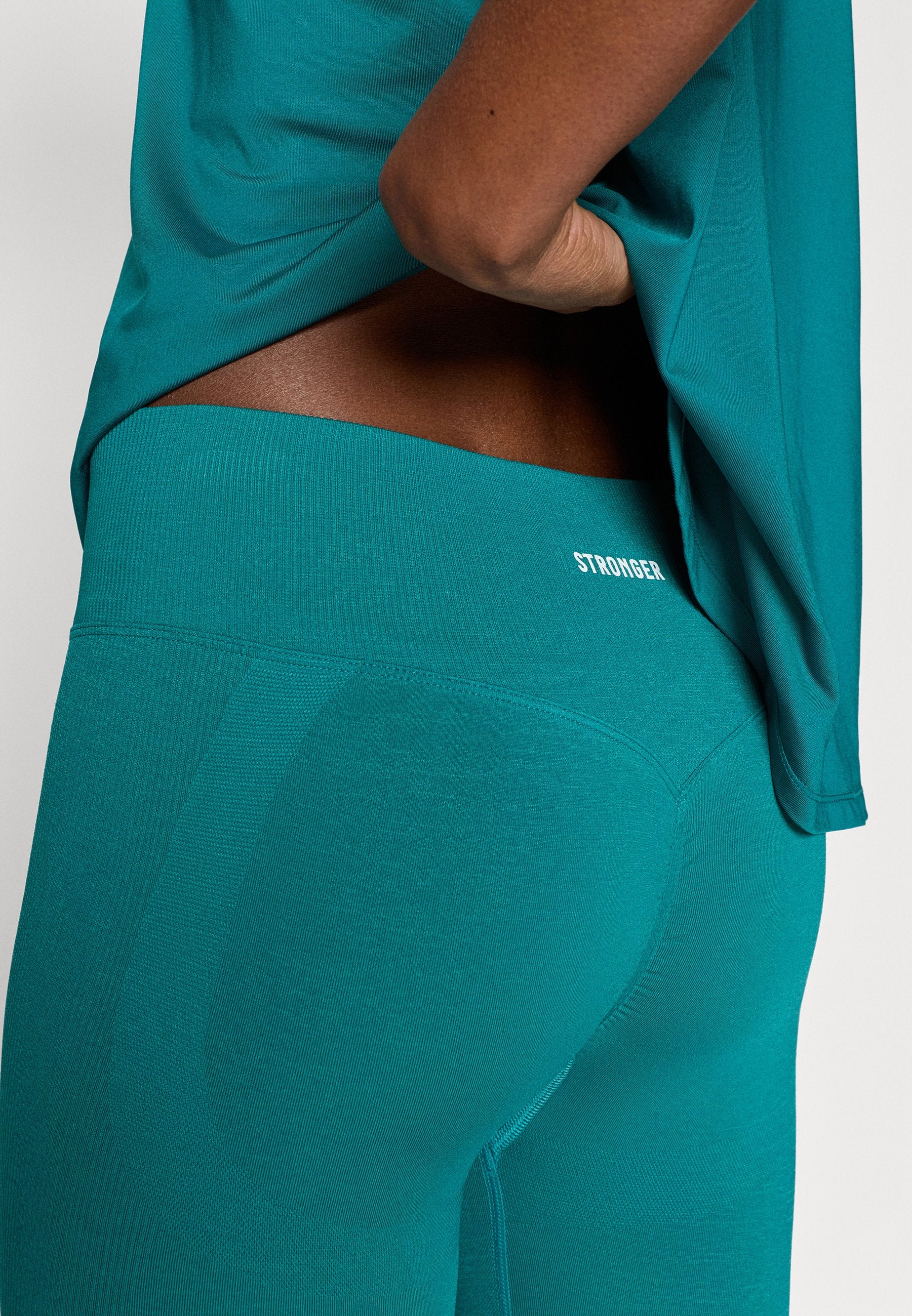 Stronger SEAMLESS CONTOUR SCRUNCH LEGGINGS