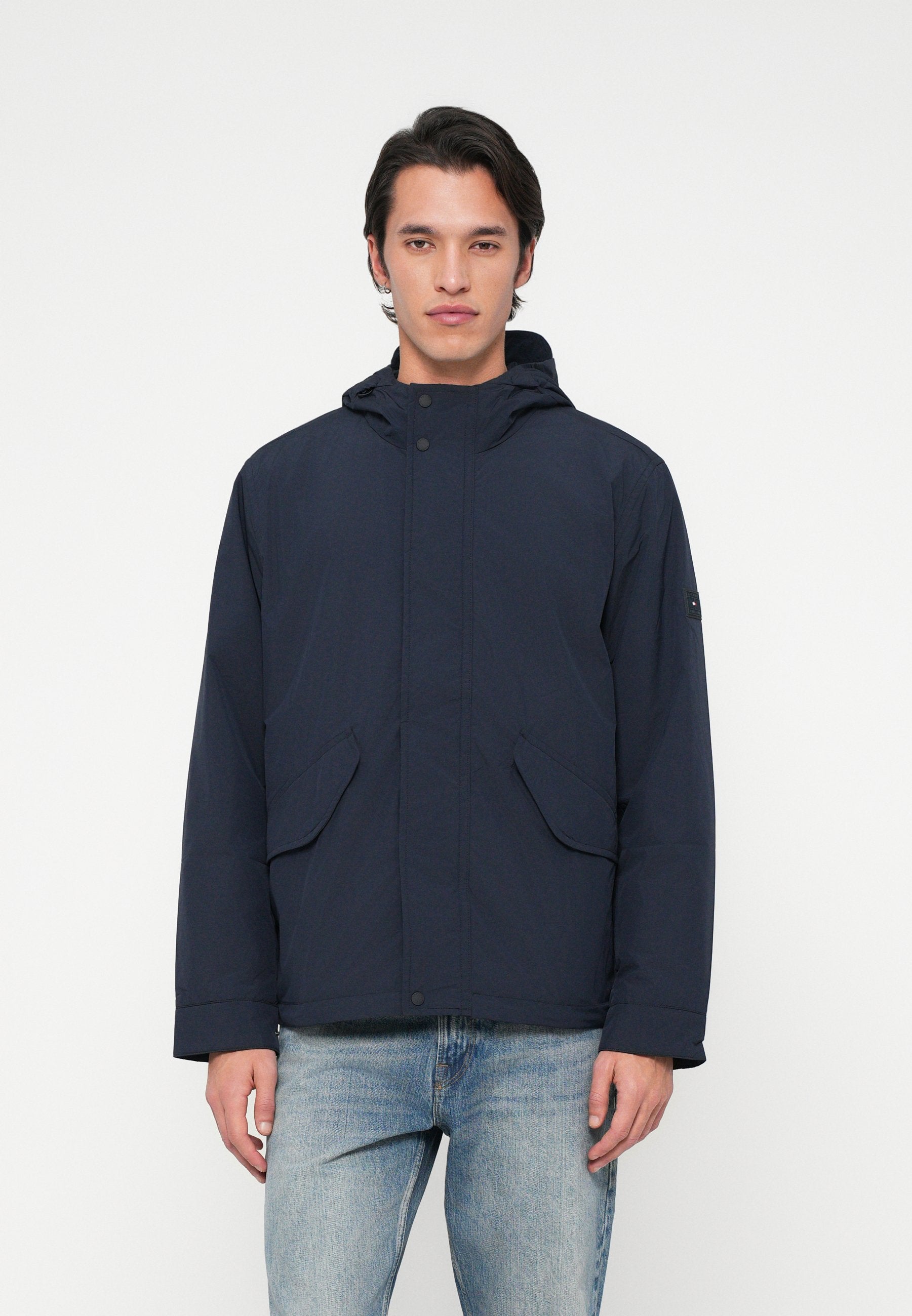 LIGHTWEIGHT PACKABLE HOODED JACKET Media 3