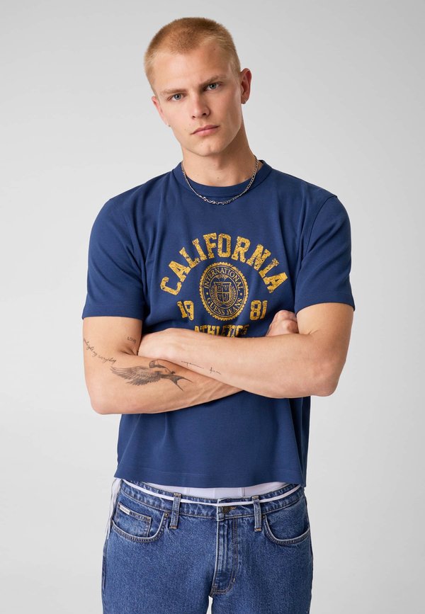 Guess T-SHIRT MIT GEDRUCKTEM LOGO - Print T-shirt - mehrfarbig grundton blau