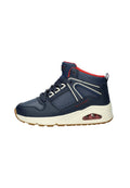 Marineblaues High-Top-Sneaker aus synthetischem Leder, weiße Gummisohle, rote Akzente, durchbrochene Details und eine sichtbare Luftpolsterung in der Ferse.