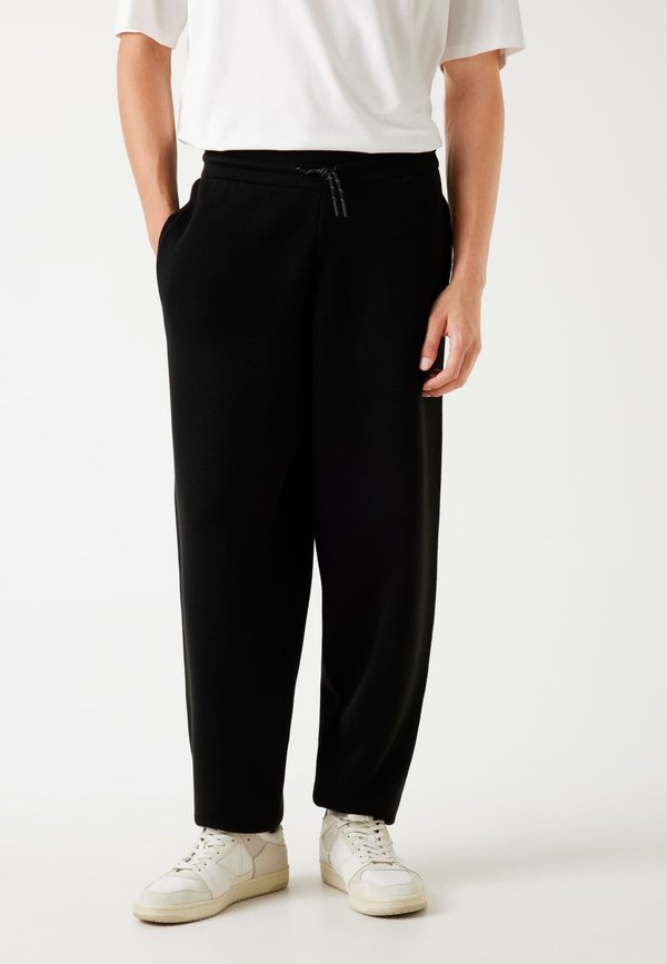 Guess JOGGING REGULAR FIT LOGO - Tracksuit bottoms - schwarz
