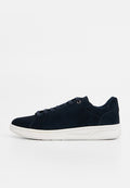 Marineblaue Veloursleder-Sneaker mit runder Zehenpartie, weißer Gummisohle, flachen Schnürsenkeln und minimalistischem Design. Verfügt über eine glatte Textur und dezente Nähte.