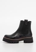Schwarze Leder-Stiefelette mit elastischen Seitenpaneelen, runder Zehenpartie und einer stabilen Gummisohle mit tiefen Rillen für besseren Halt.