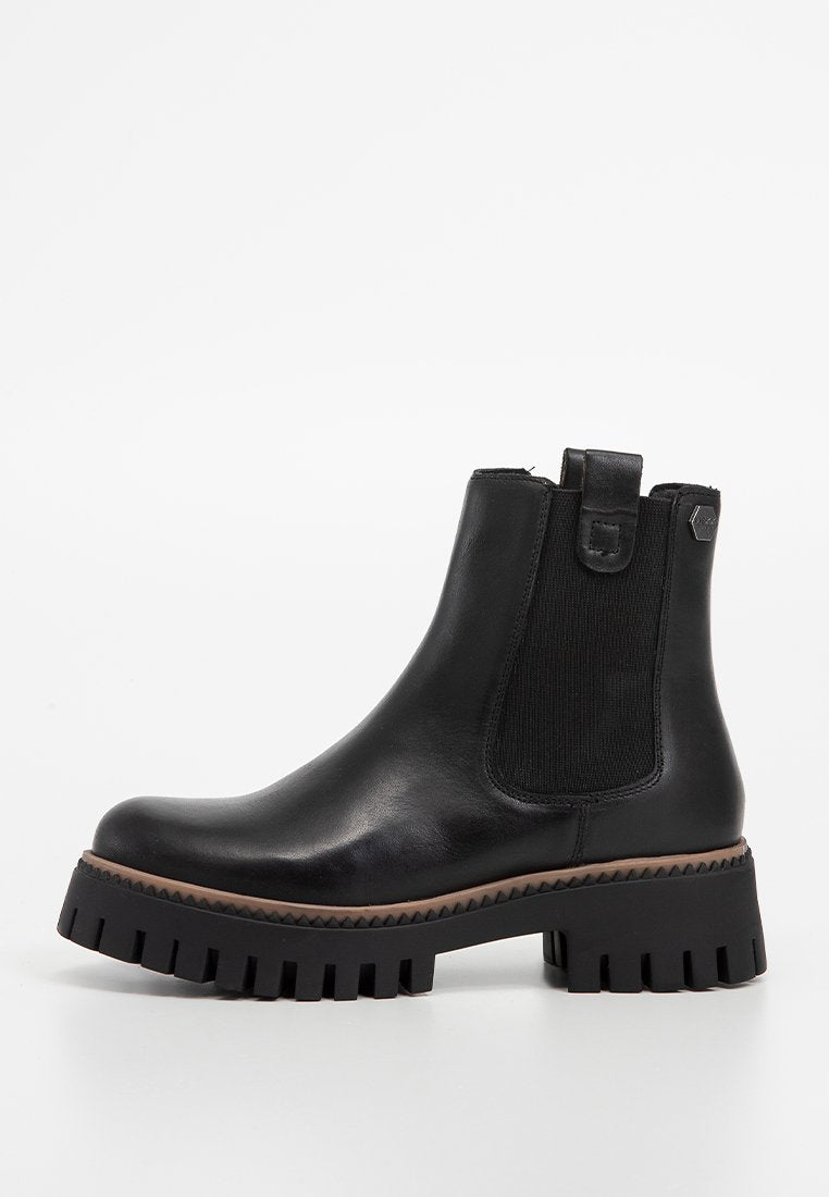 Schwarze Leder-Stiefelette mit elastischen Seitenpaneelen, runder Zehenpartie und einer stabilen Gummisohle mit tiefen Rillen für besseren Halt.