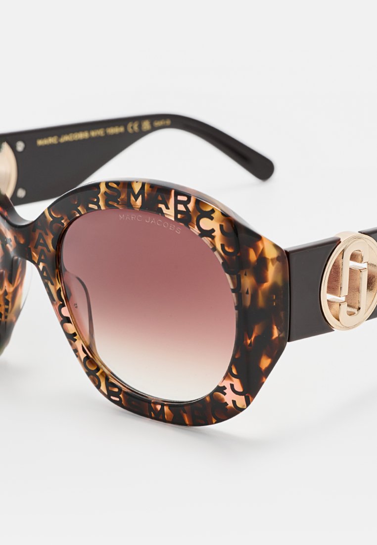 MARC JACOBS