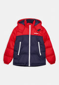Rote und marineblaue Steppjacke mit Kapuze, ausgestattet mit einem Frontreißverschluss, zwei seitlichen Reißverschlusstaschen und einem Logo auf der Brust.
